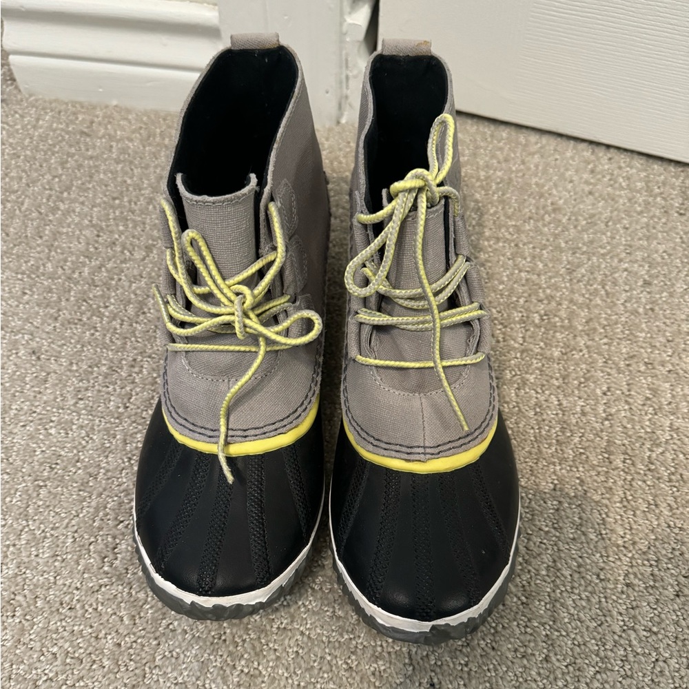 Sorel out n about rain snow duck boot grey black neon green size 8.5